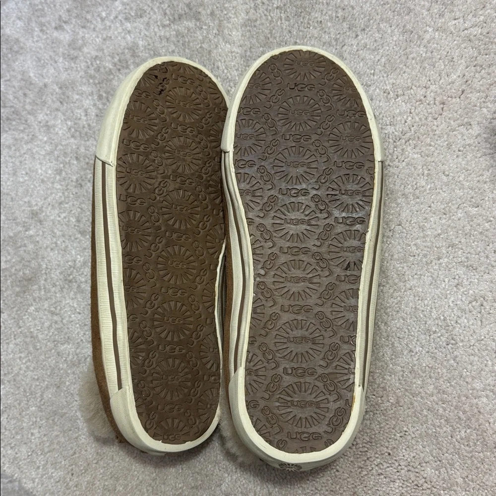 Ugg slippers SIZE 4